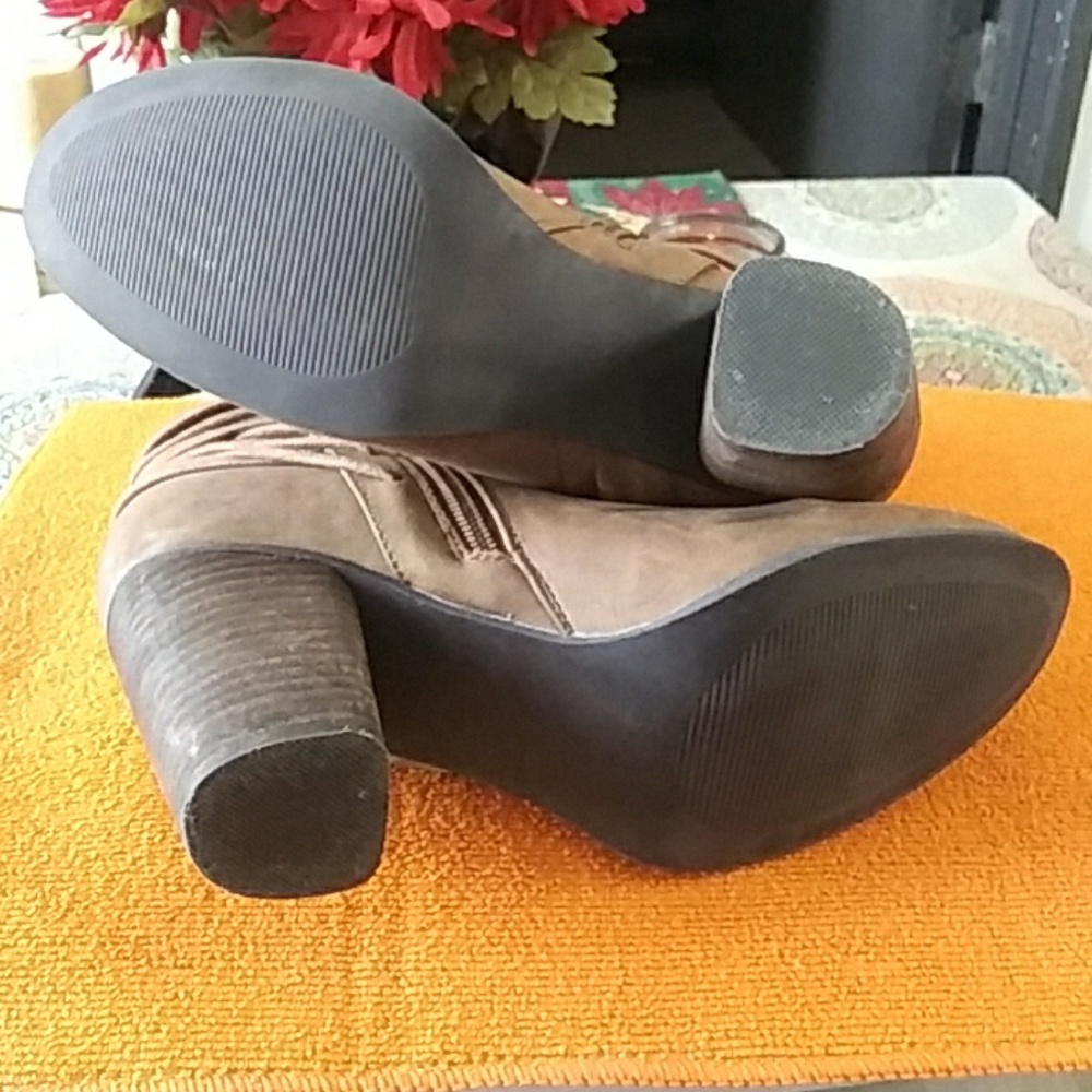 Woman's Booties - Picture 4 of 7